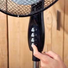 Ventilator negru cu picior Black+Decker 40 W