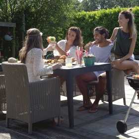 Scaun gradina, Imitatie ratan, Keter, cu cotiere profilate, cu o perna, spatar, Bej, Colectia Trenton, dimensiuni 63x60x85 cm