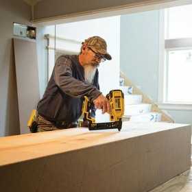 Pistol de batut cuie DeWALT DCN681D2, Brushless, Cap 18 Ga, 18 V, Li-Ion, 2.0Ah
