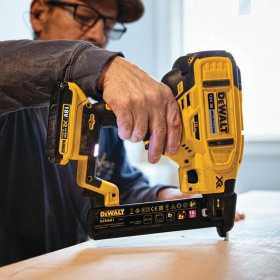 Pistol de batut cuie DeWALT DCN681D2, Brushless, Cap 18 Ga, 18 V, Li-Ion, 2.0Ah