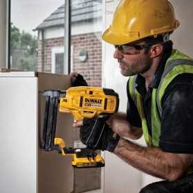 Pistol de batut cuie DeWALT DCN681D2, Brushless, Cap 18 Ga, 18 V, Li-Ion, 2.0Ah