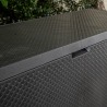 Cutie depozitare pentru exterior, cu capac, pentru unelte si obiecte uz casnic, material plastic, culoare grafit, Keter Emily, imitatie ratan, 280 L 