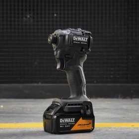 Masina de insurubat cu impact, motor fara perii, 205 Nm,18V XR, 2 x 5Ah, cutie de transport TSTAK, McLaren F1 Team, DEWALT - DCF86MP2T