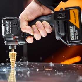 Set 2 scule Dewalt, masina de insurubat cu impact si masina de gaurit cu percutie, brushless, Mclaren F1 Team 18V XR, 2x5Ah - DCK2222MP2T